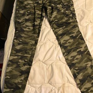 Size 7 never been worn camo skinny jeans